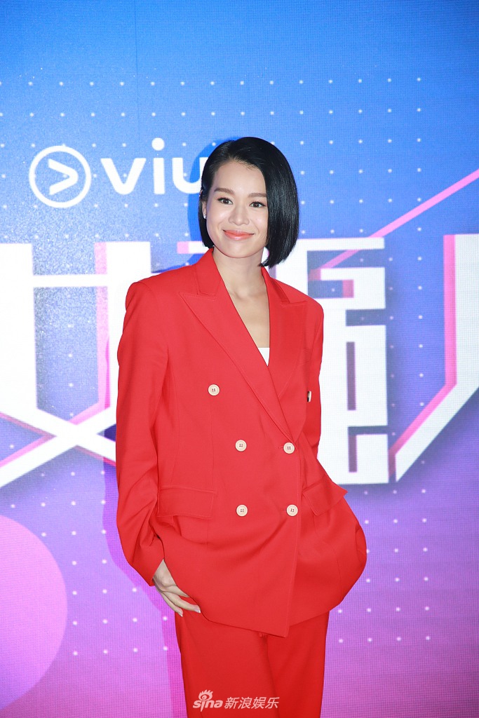 胡杏儿一身红亮相 笑容灿烂状态好