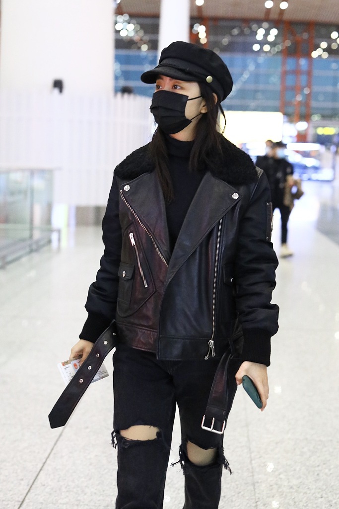 组图:谭松韵飒气机场照 下身搭配破洞裤不惧寒冷秀美腿