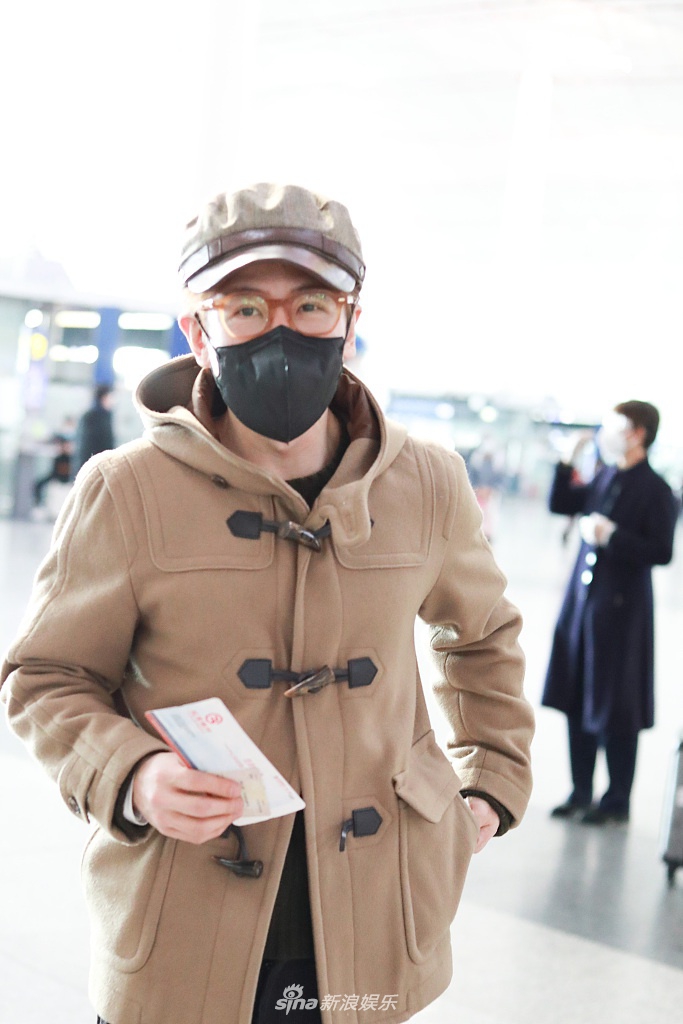 新浪娱乐讯 2021年1月26日,北京,魔术师刘谦亮相机场,身穿卡其色牛角