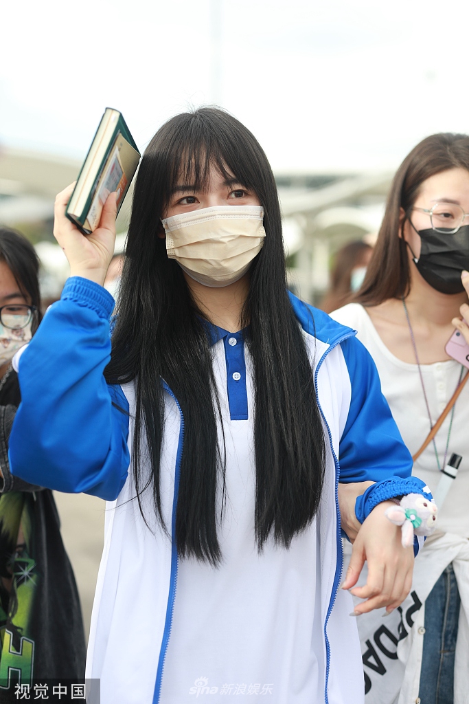 组图:秦牛正威披肩发眉眼弯弯 穿校服手拿书本尽显少女清新