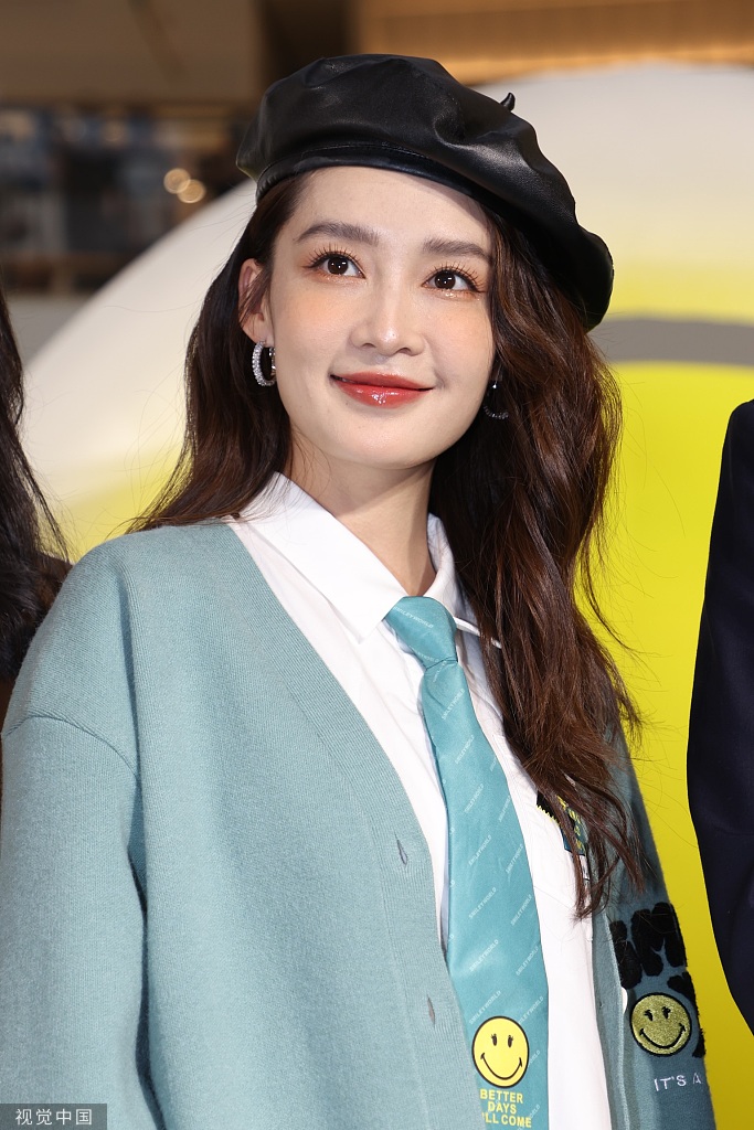 组图:李沁穿薄荷绿针织衫温柔甜美 戴贝雷帽浅笑时髦俏丽