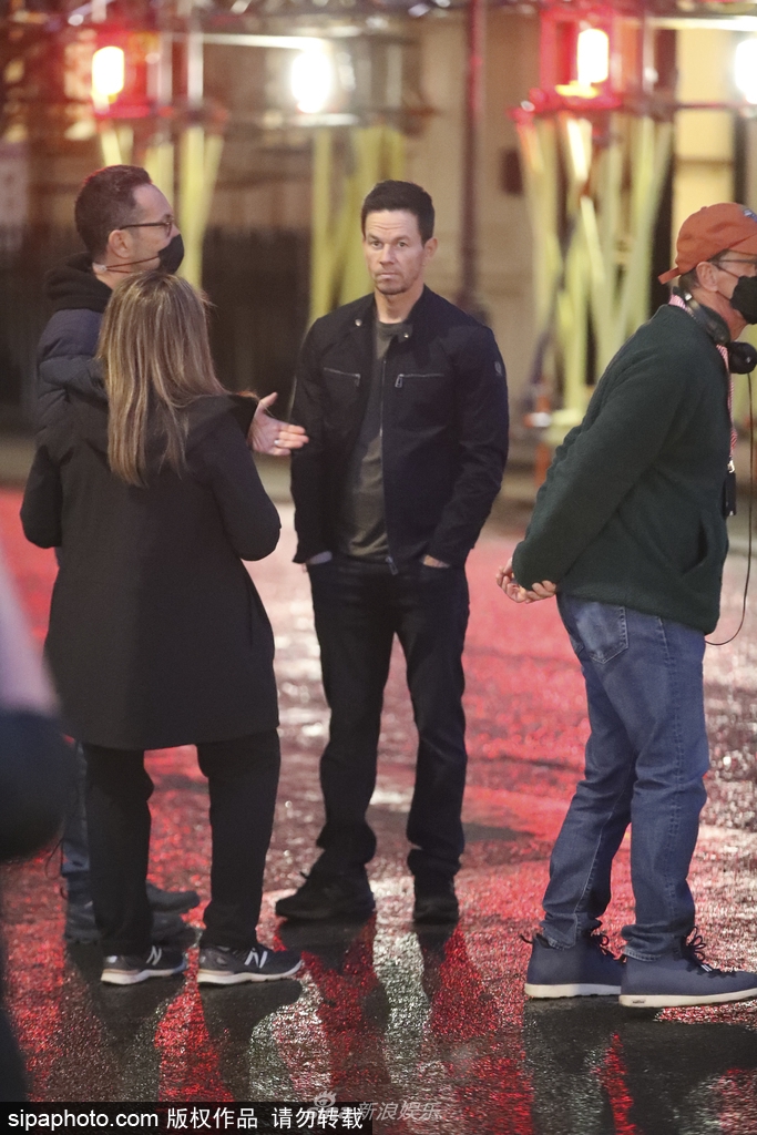 组图：马克·沃尔伯格现身新片片场垫脚与哈莉·贝瑞拥抱第4张图片