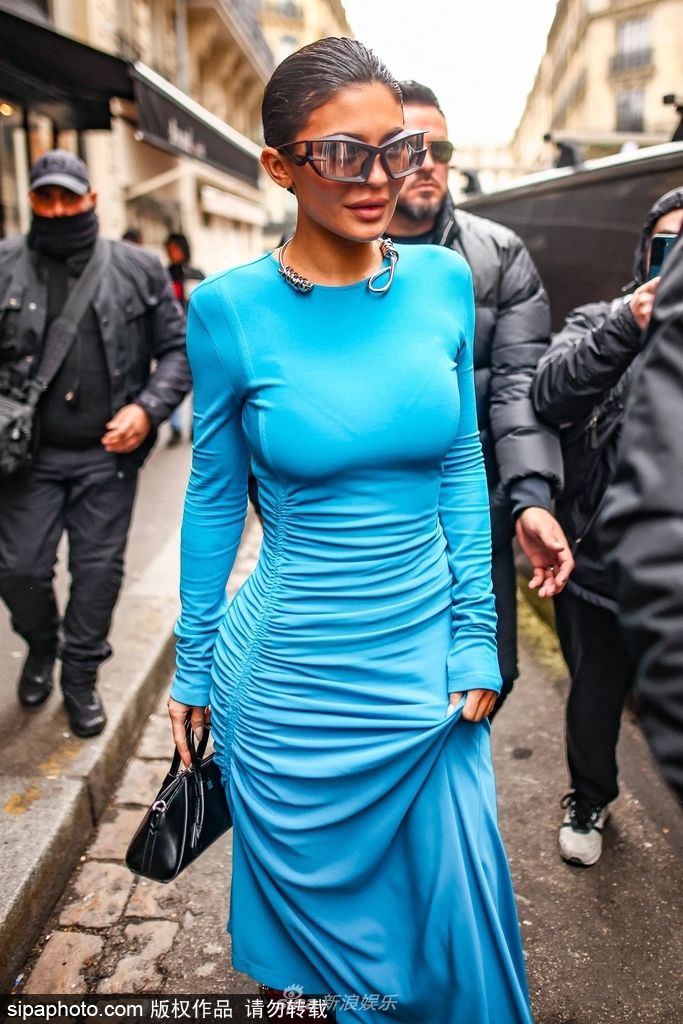 组图：凯莉·詹娜穿蓝色褶皱紧身裙巴黎亮相 时髦华丽眼镜吸睛