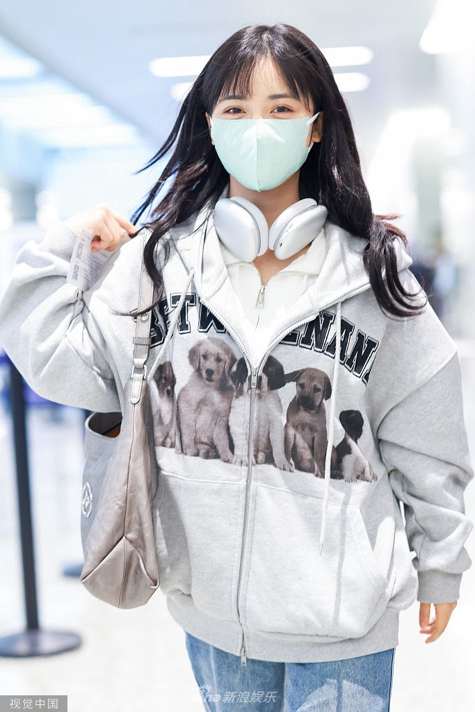组图:沈月现身上海机场 萌犬印花外套配牛仔青春随性_高清图集_新浪网