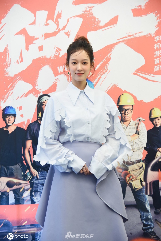 组图:孟耿如穿蓝色套装端庄淑女 扎清新丸子头可爱减龄