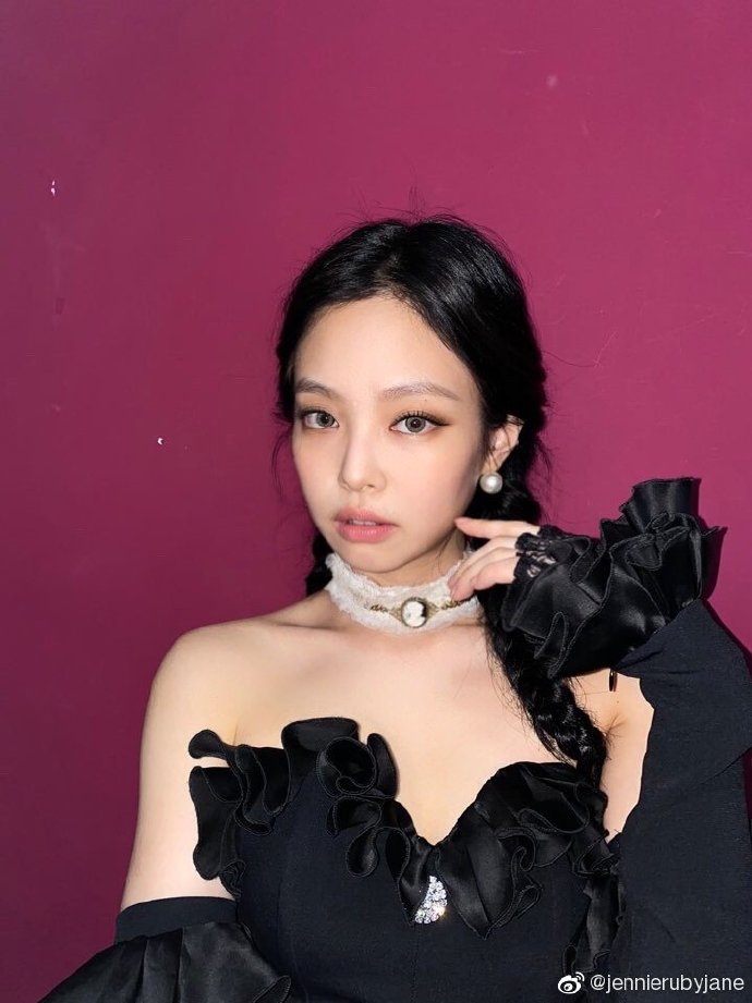 組圖：BLACKPINK一位！JENNIE智秀微博營業曬造型感恩粉絲