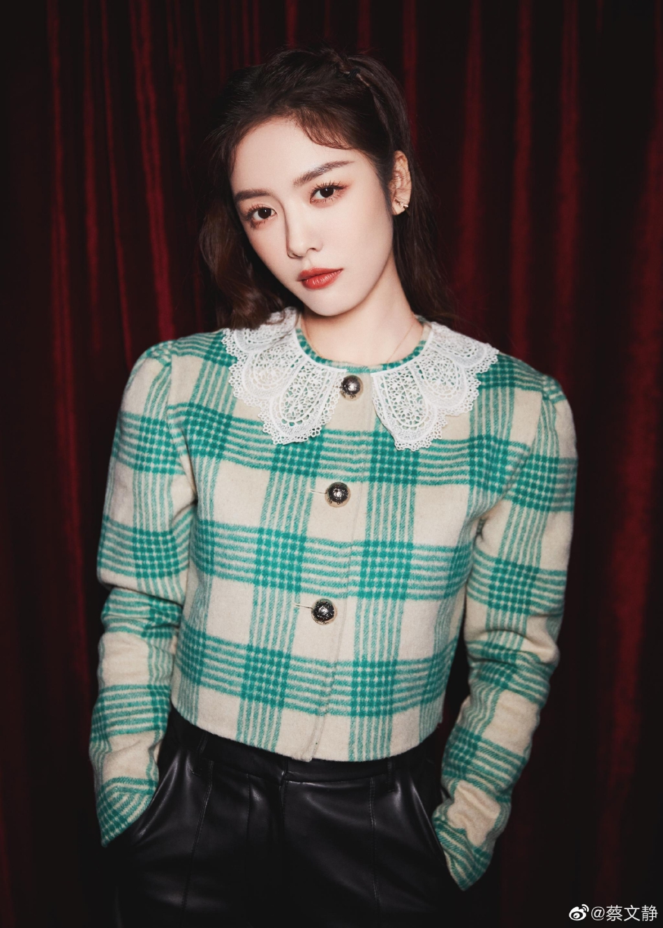 组图：蔡文静晒开学复古造型又甜又酷被自己的“光头”吓到第3张图片