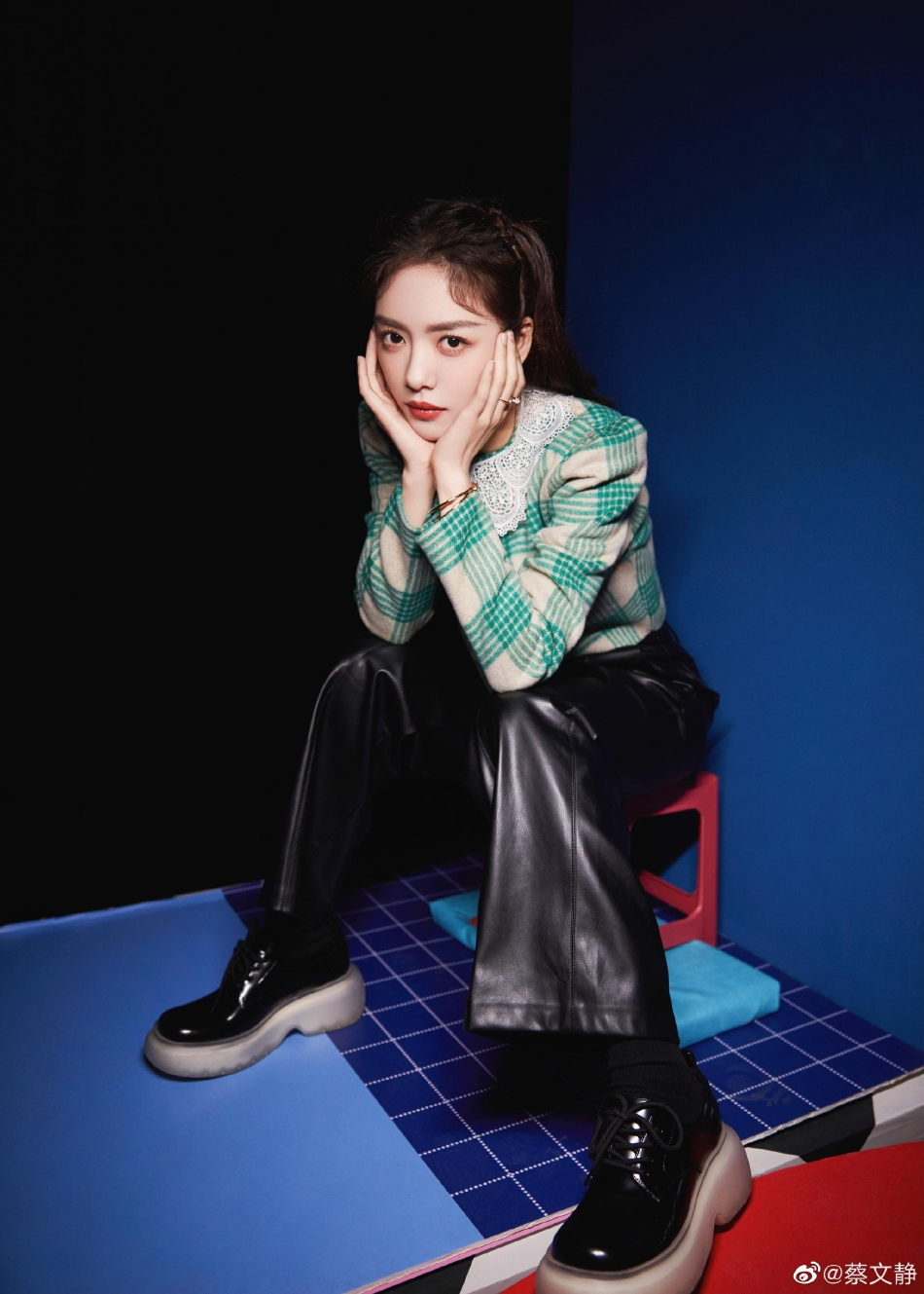 组图：蔡文静晒开学复古造型又甜又酷被自己的“光头”吓到第4张图片