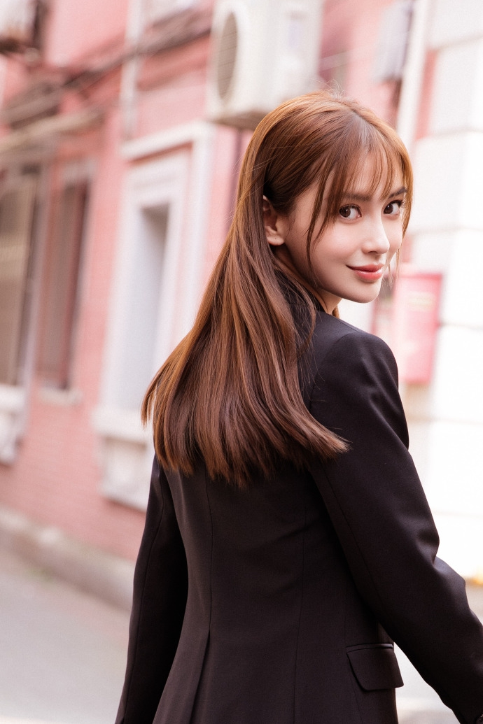 组图:angelababy上演制服诱惑 剪空气刘海清新出镜