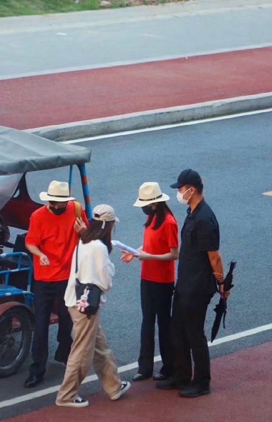 组图：迪丽热巴《公诉精英》路透穿大红T恤头戴草帽又瘦又白第2张图片