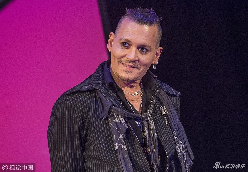 组图:约翰尼·德普获2018英国重金属大奖 新发型又潮又痞