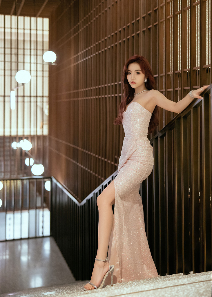 组图:安崎贴身礼服秀好身材凹凸有致 美腿撩人展性感