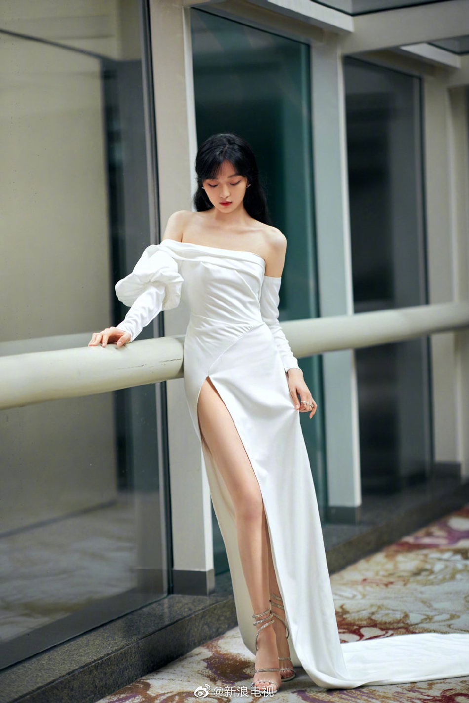 孙千高开衩拖地长裙秀大长腿