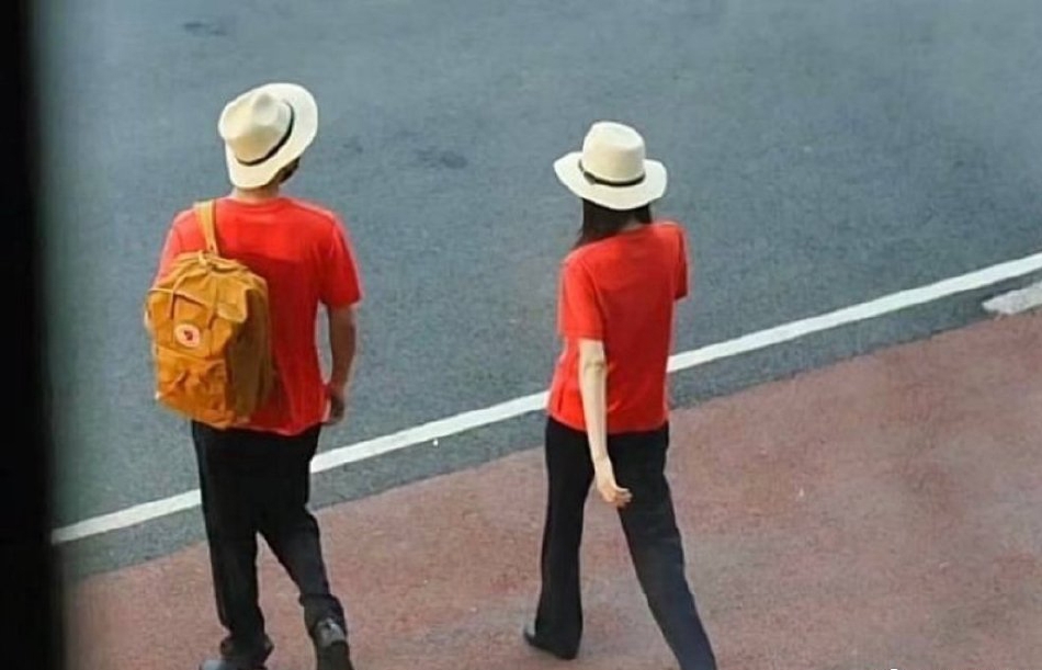 组图：迪丽热巴《公诉精英》路透穿大红T恤头戴草帽又瘦又白