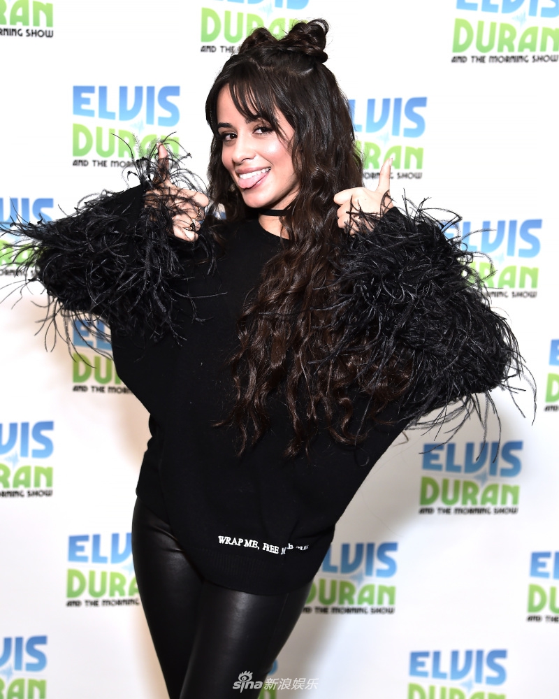 组图卡妹扎双丸子头嘟嘴送飞吻吐舌变性感小野猫超会撩