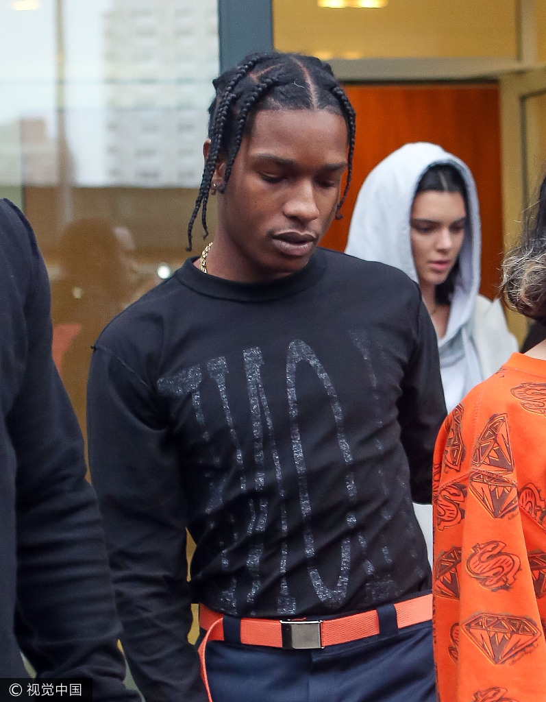 组图:a$ap rocky低头行走似未睡醒 詹娜混搭风紧跟其后_高清图集_新浪