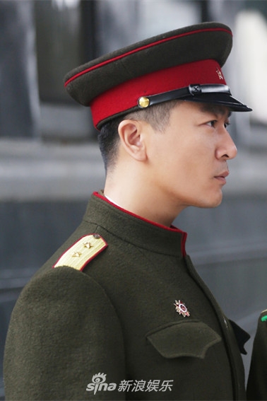 1 / 5 新浪娱乐讯 《黑土热血》于毅饰演的李一峰周旋于苏军,国民党