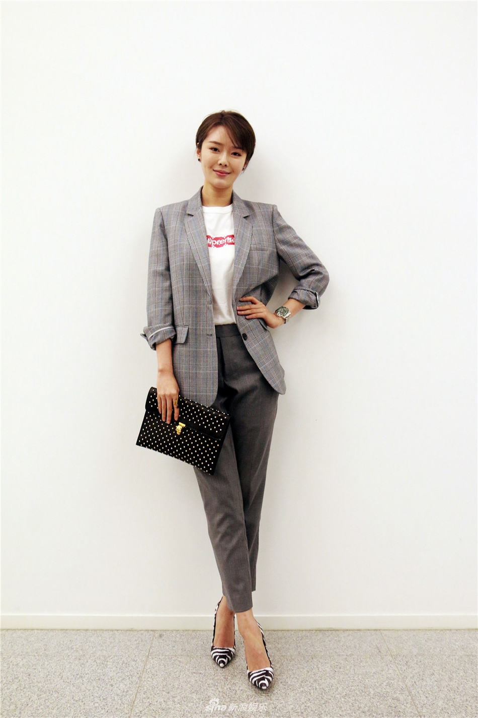 组图:《警察锅哥》刘海蓝身着西服套装 展干练清爽气质