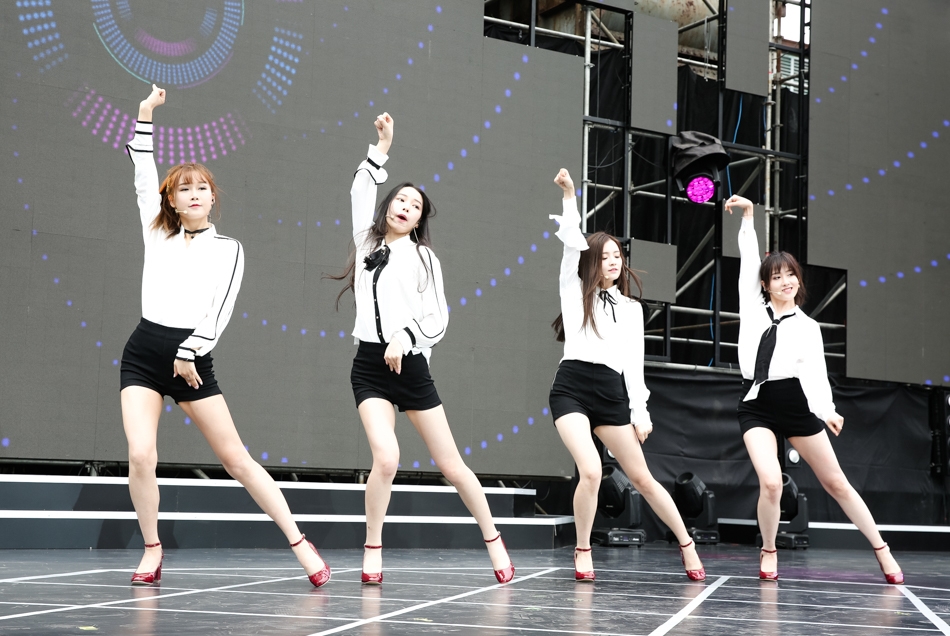 hellogirls亮相粉丝嘉年华 甜歌辣舞超养眼