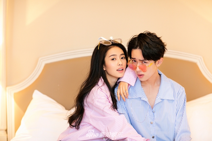 组图:《大王不容易》曝甜蜜写真 张逸杰白鹿甜蜜互动展捧脸杀