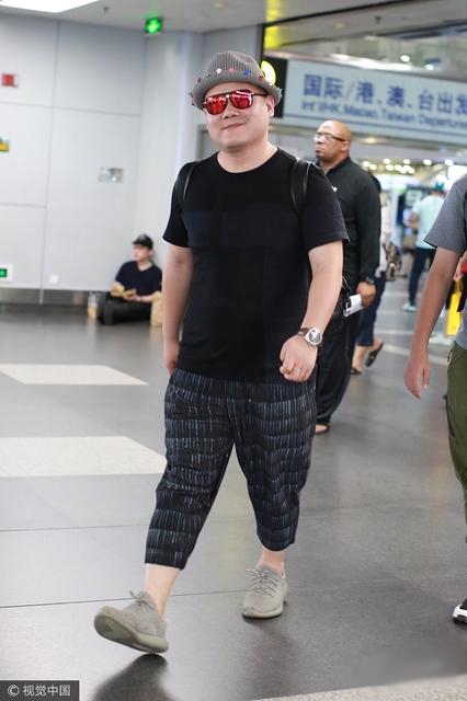 岳云鹏现身机场心情好 支持   键翻阅图片 2017.09.