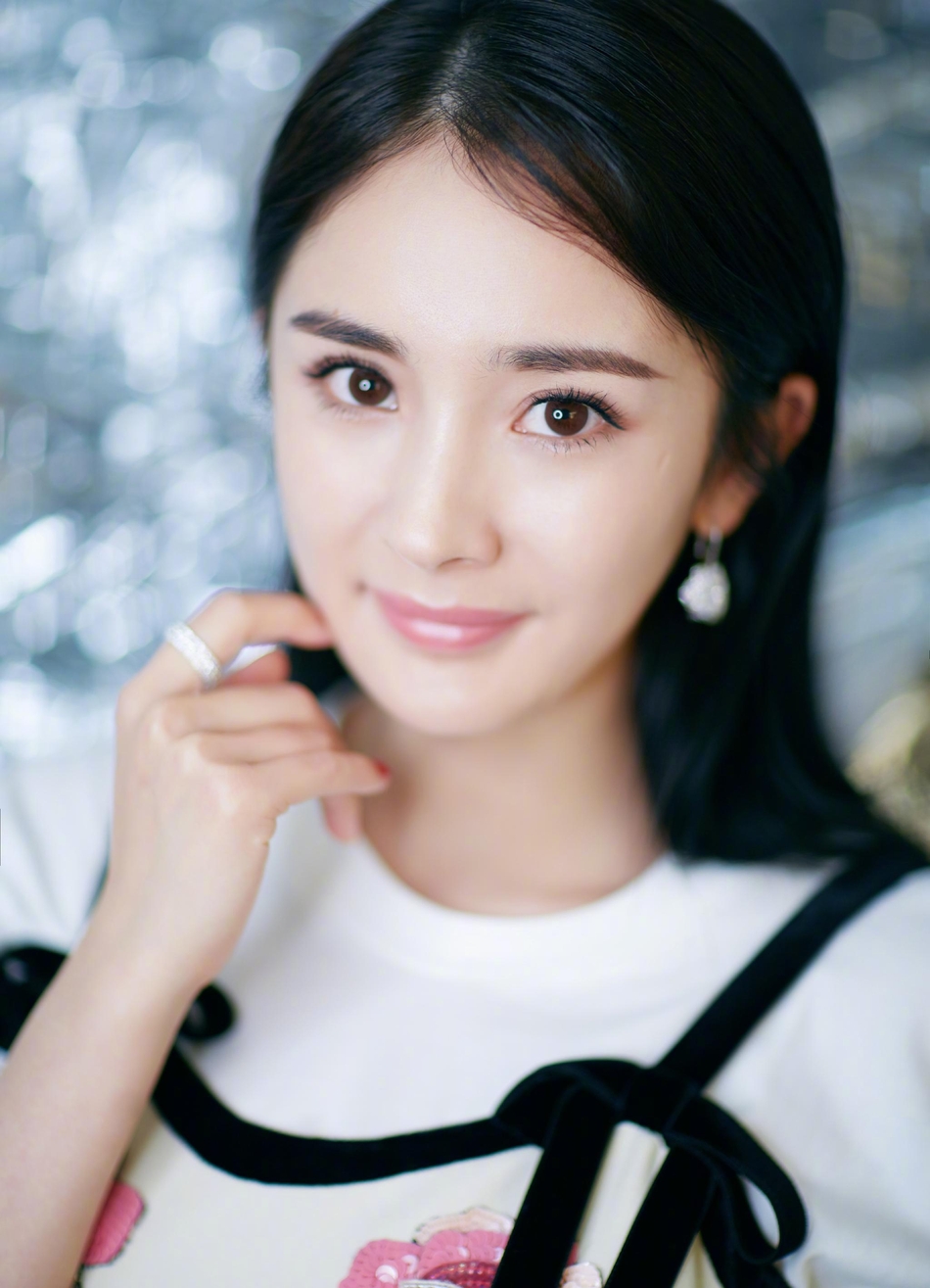 杨幂少女心泛滥 打扮粉嫩像20岁