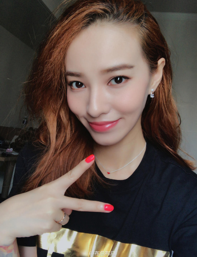 组图:欧弟妻子郑云灿素颜直播 化妆前后模样大变