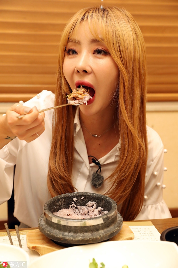 组图:朴孝珍清爽造型接受采访 与美食为伍大快朵颐