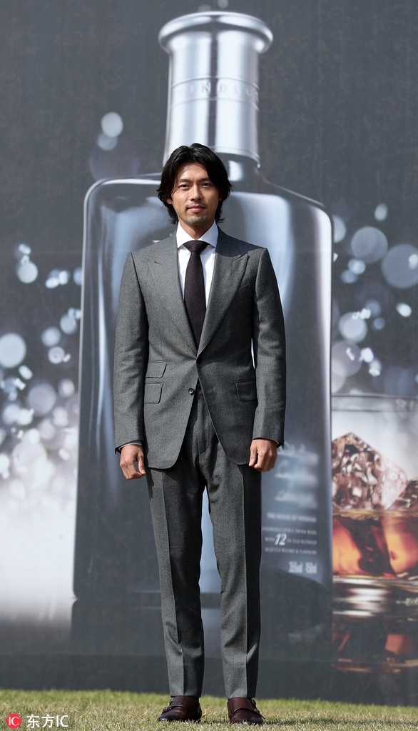 玄彬出席品牌活动 灰色西装套装彰显熟男魅力