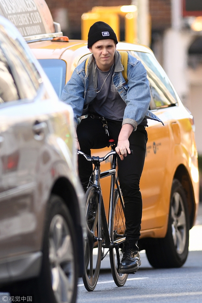 布鲁克林纽约街头骑车"兜风" 腰间挂钥匙串似老干部