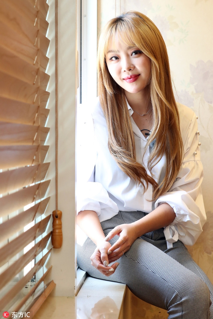 组图:朴孝珍清爽造型接受采访 与美食为伍大快朵颐_高清图集_新浪网