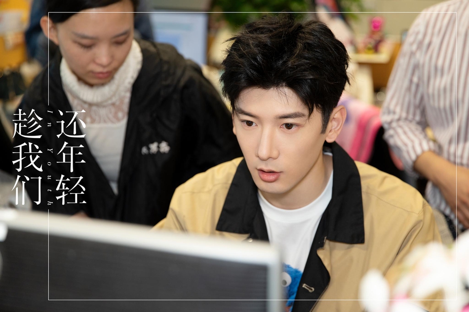 组图:"菲林两枝花"张云龙刘芮麟到访新浪 与乔欣隔屏同框