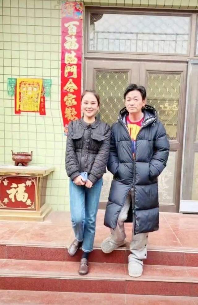 组图:王宝强回村过年对求合影村民来者不拒 被赞没架子接地气