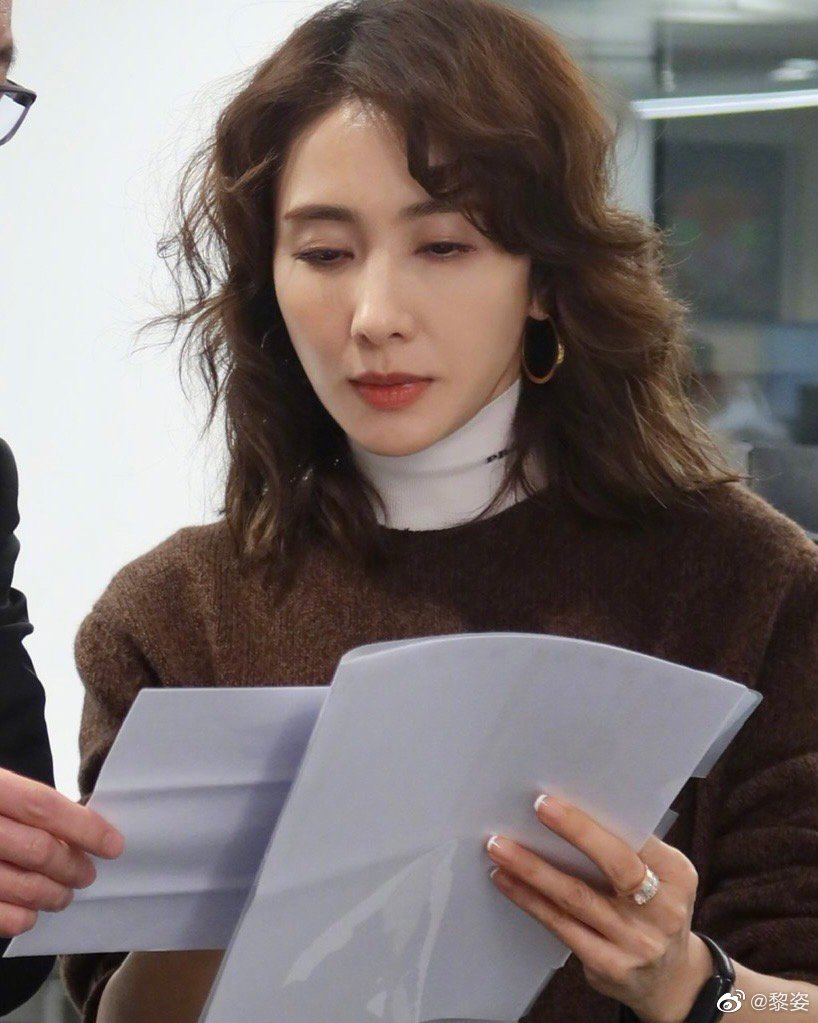 组图:黎姿晒上班照穿搭干练秒变都市丽人 认真工作神态迷人_高清图集
