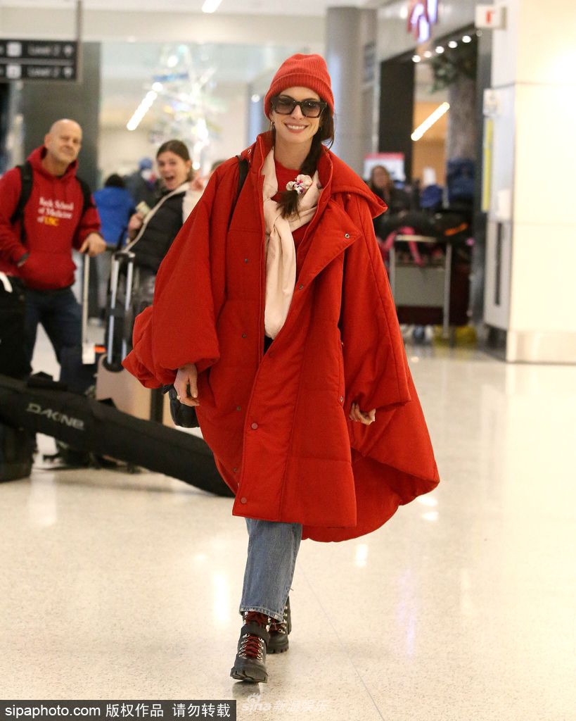 组图：安妮海瑟薇戴小红帽搭配红色斗篷大衣 喜庆又可爱