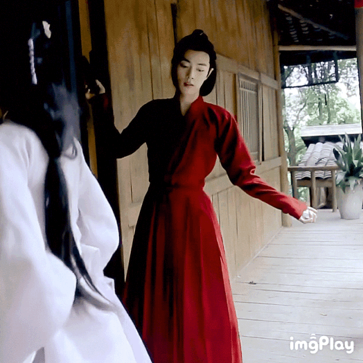 肖战一袭红衣跳舞超细腰惹人羡 拍照展示独创"肖式比心"_新浪图片