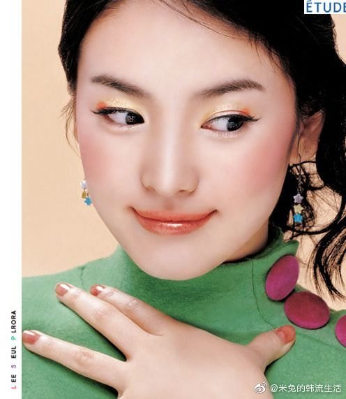 组图：宋慧乔20年前画报图曝光 娃娃脸配淡颜卷发清纯又妩媚
