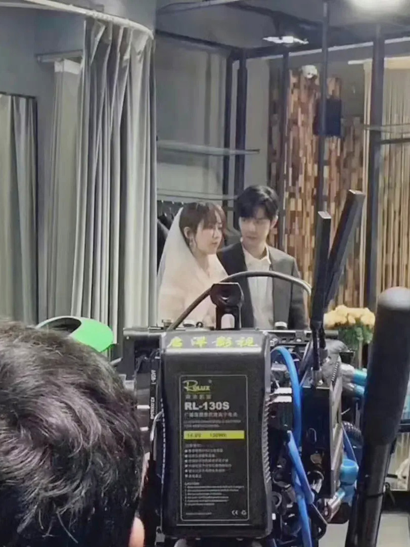 组图：杨紫肖战《余生请多指教》婚纱照公开余生夫妇可爱三连拍第4张图片