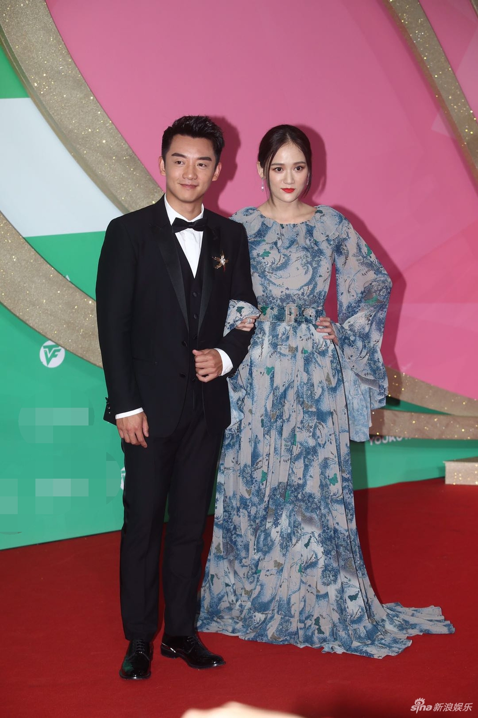 组图:陈乔恩牵手郑恺亮相 一袭蓝色束腰纱裙优雅飘逸