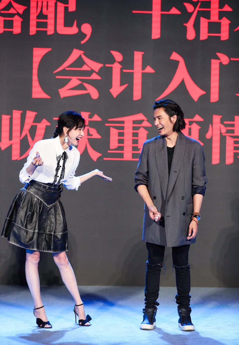 组图:陈坤万茜"捆钱cp"高甜撒糖 默契互动乐开花