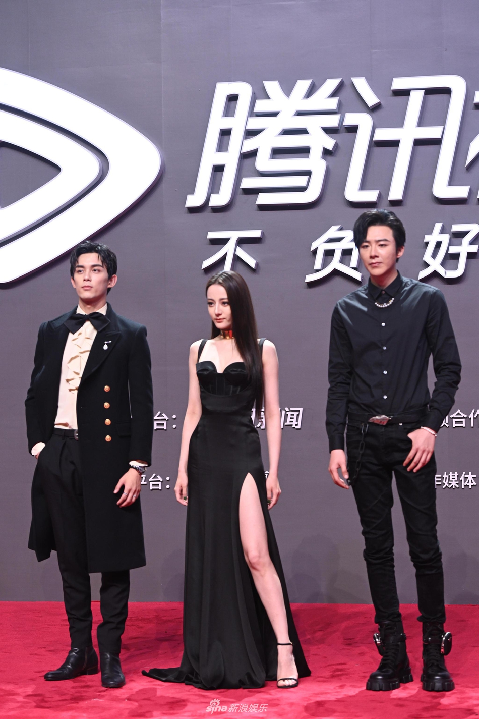 组图:迪丽热巴高开叉长裙妩媚性感 吴磊复古燕尾服帅气威武