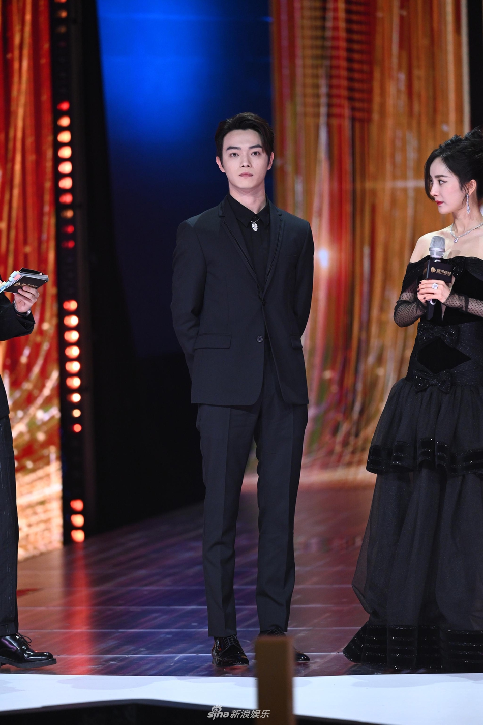 组图:杨幂一字肩细闪星光裙性感慵懒 与许凯同框比十