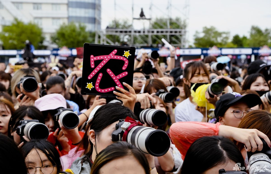 组图：杨洋朱一龙火箭少女等亮相2018粉丝嘉年华 土味表白粉丝