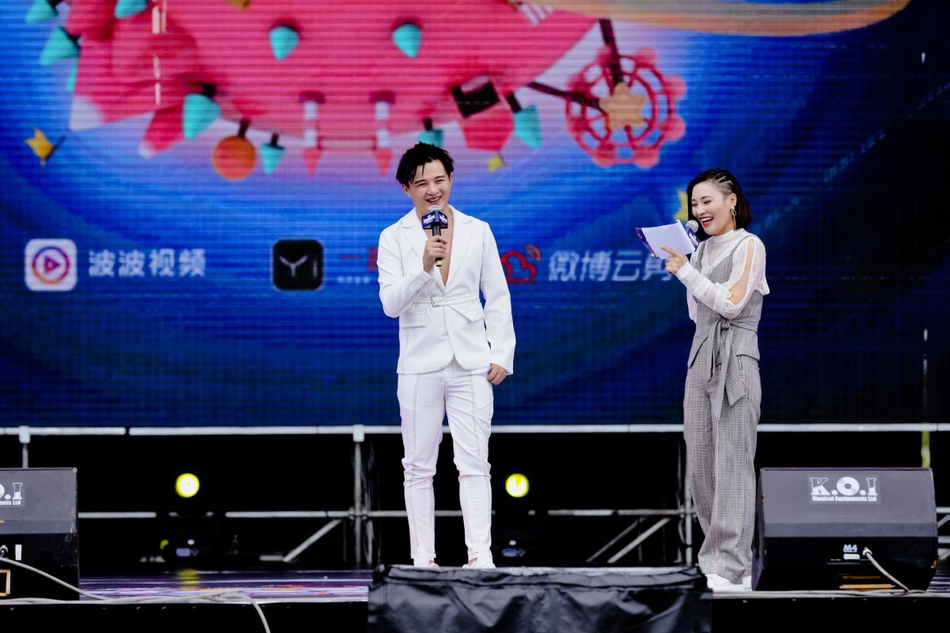 组图：杨洋朱一龙火箭少女等亮相2018粉丝嘉年华 土味表白粉丝