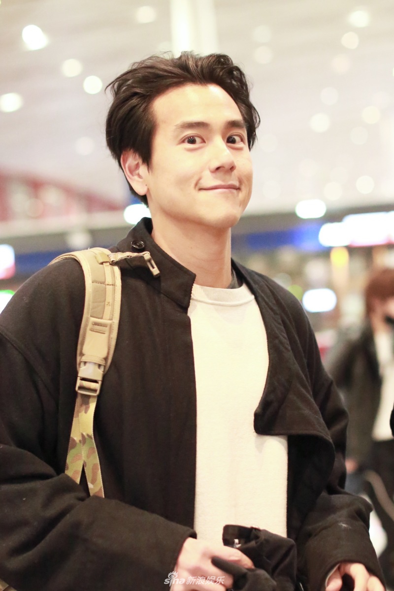 组图:彭于晏单肩背包少年感十足 对镜偷偷比剪刀手敲可爱_高清图集