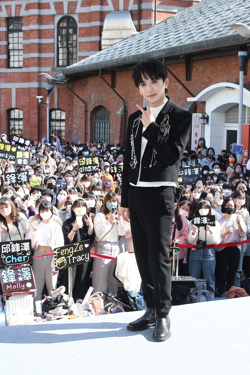 组图:新加坡歌手邱锋泽台北举行新专辑《见过深渊的人》签唱会_高清