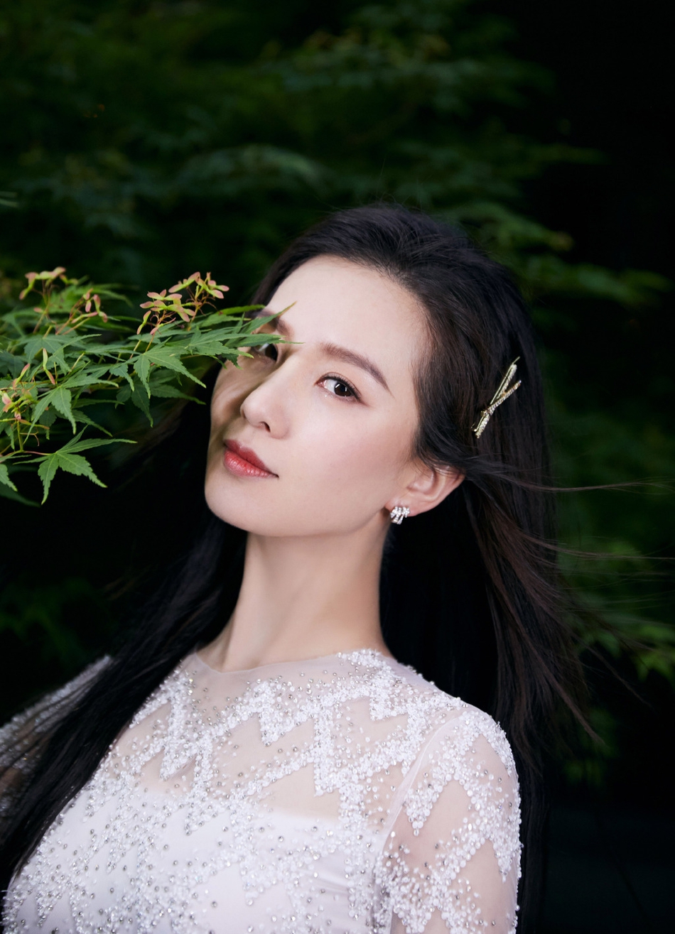 组图:刘诗诗白衣长发仙气飘飘!站在花丛中青葱惬意