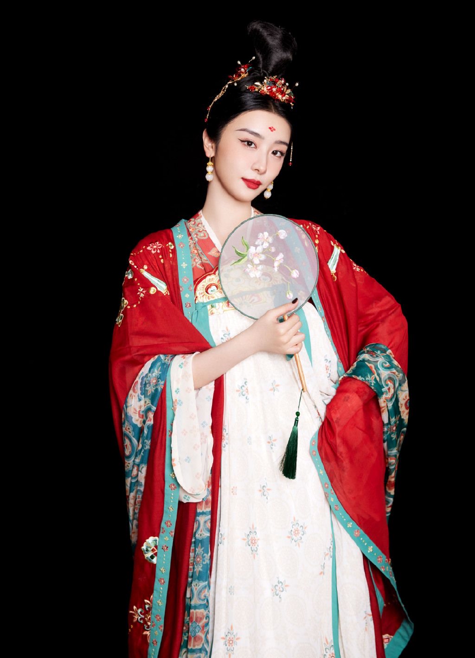 赵小棠古风嫁衣造型曝光 手持团扇额点朱砂身段婀娜_高清图集_新浪网