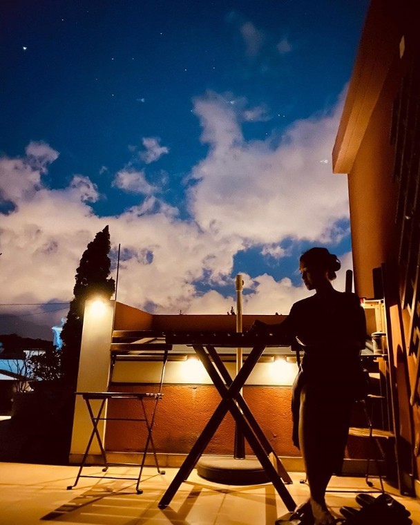 组图:有情趣!张继聪上天台为老婆谢安琪拍照 人景合一姿态撩人