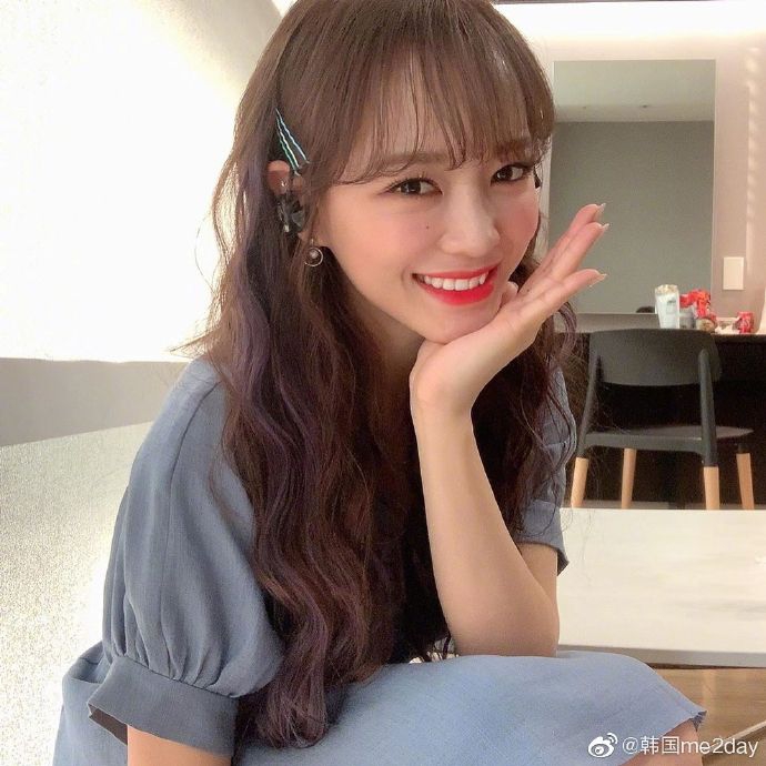 组图：金世正托腮灿笑甜美可人 与康美娜同框引ioi回忆杀